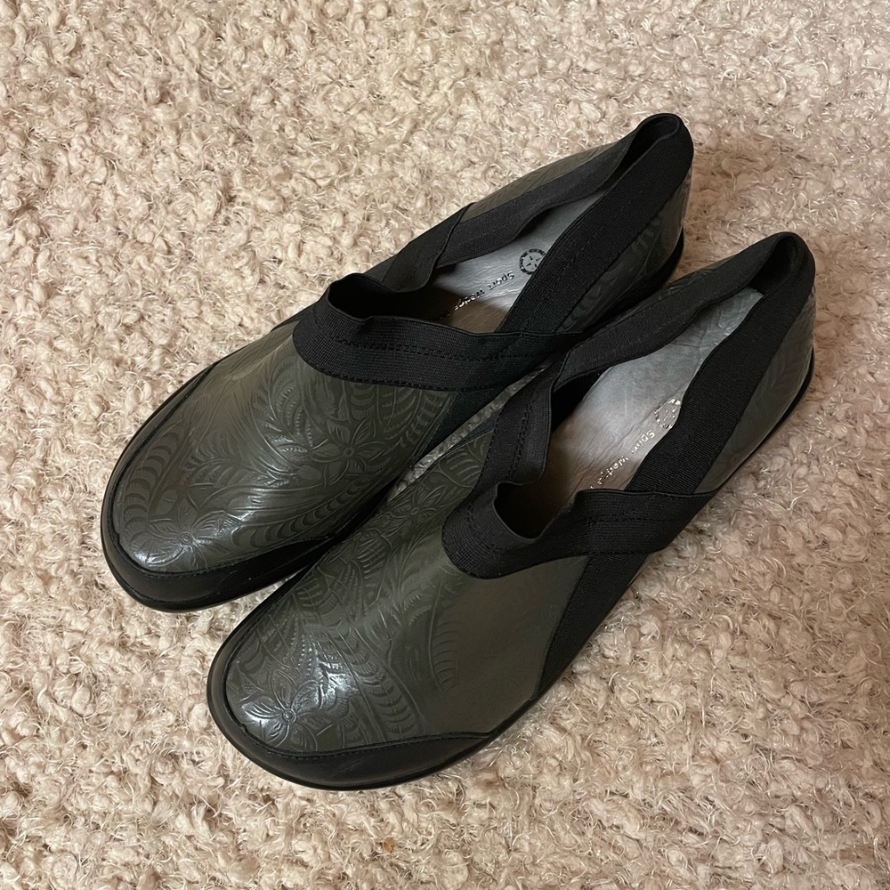 EUC! Jambu Embossed Leather Comfort Sport Wedge Black and Green Slip-On Clogs - Picture 11 of 11